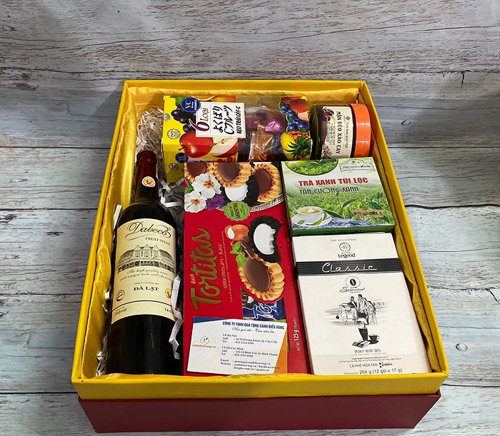 Hộp quà tết rượu kết hợp bánh kẹo, trà hạt